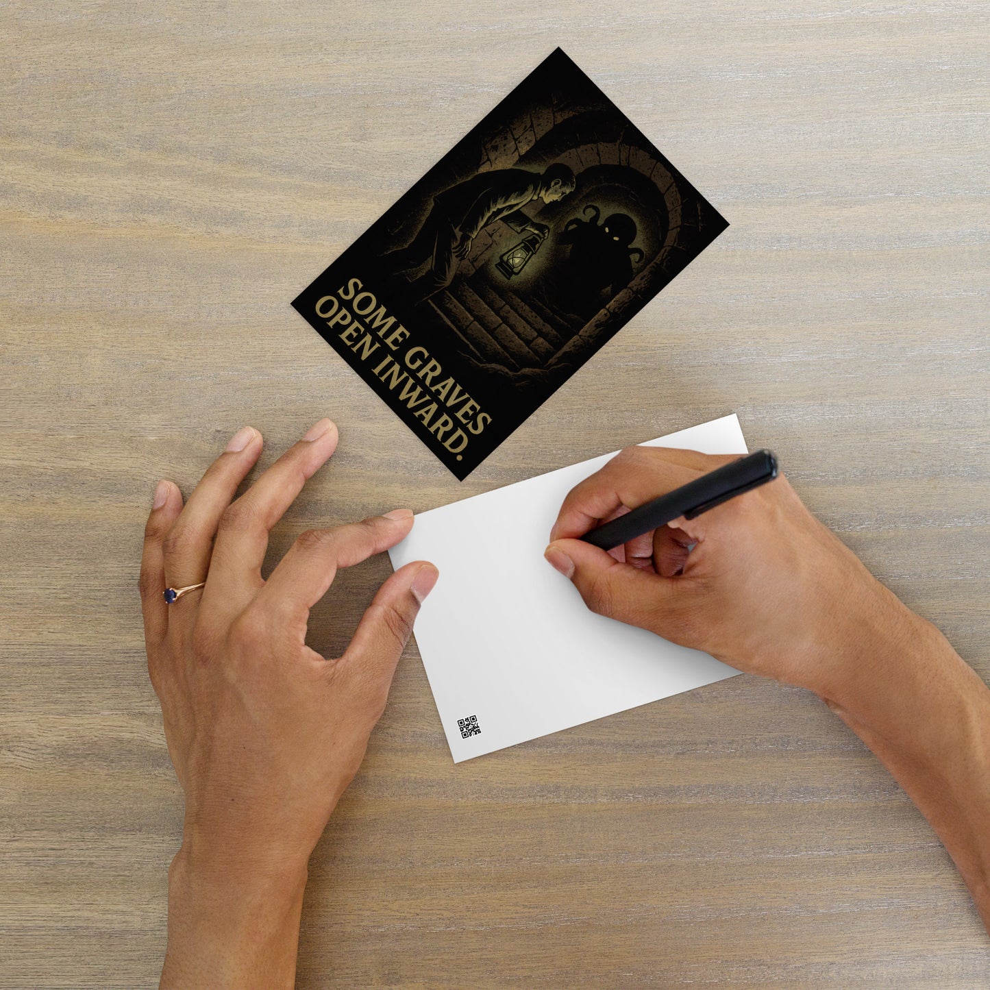 Einige Gräber öffnen sich nach innen – Ein Abstieg in den Eldritch Horror Standard Postkarte