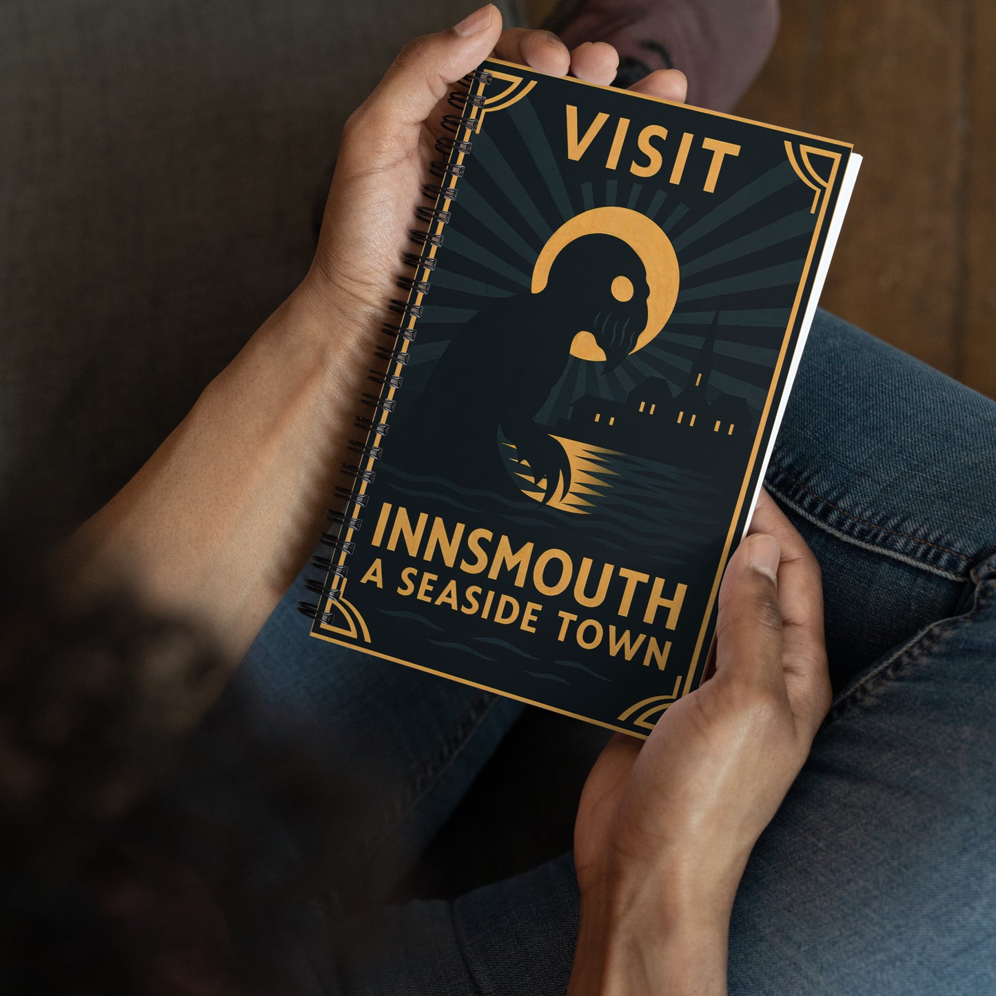 Innsmouth by Moonlight – Eine Art-Deco-Reise ins Unbekannte Spiralnotizbuch