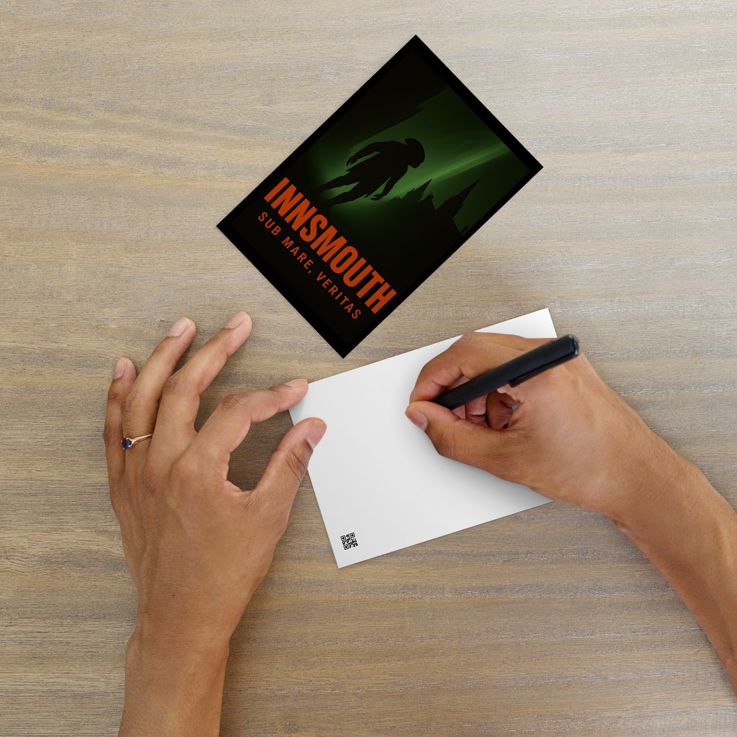 Postal estándar de Innsmouth: Bajo la superficie, algo espera